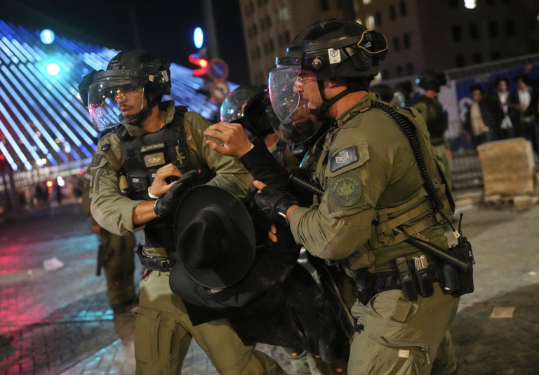 Ultraortodoxní v Izraeli protestujú proti vojenčine, zomrel mladý demonštrant