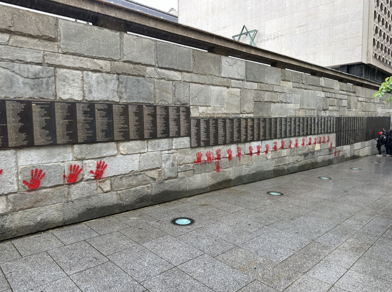 Bulhari zneuctili Pamätník holokaustu, parížsky súd hovorí o zahraničnej intervencii