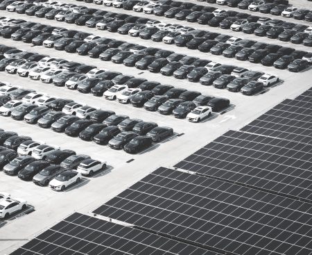 Elektroautá sú zelenšie než spaľováky. To však nie je dôvod na zarezanie neviditeľnej ruky