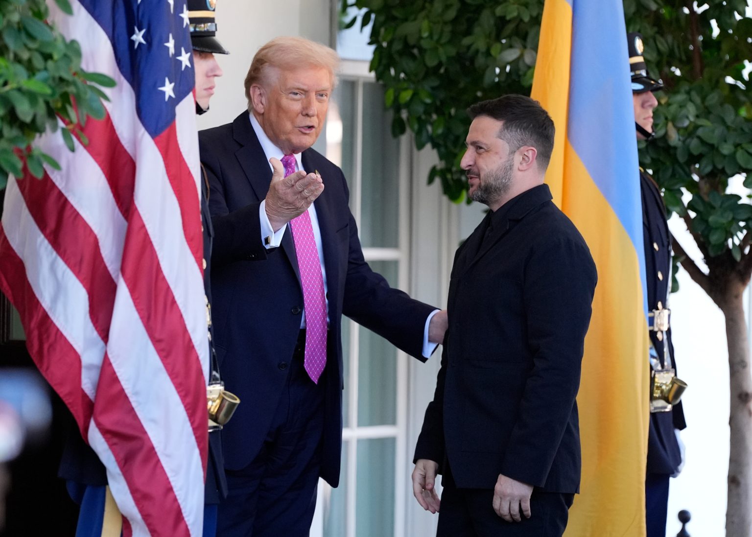 Donald Trump a Volodymyr Zelenskyj. Foto: TASR/AP