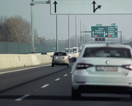 Vodiči minuli na diaľničné známky viac než sto miliónov eur. Môžu za to nielen vyššie ceny