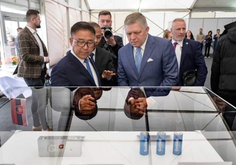 Li Čen a Robert Fico. Foto: Henrich Mišovič/TASR