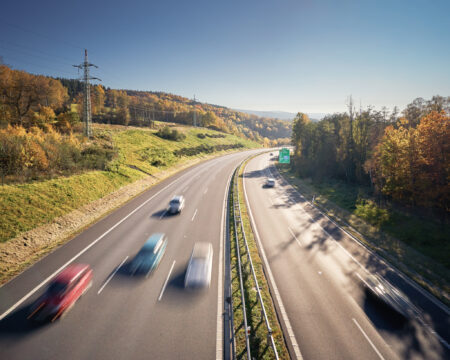 Súčasná maximálna rýchlosť na diaľniciach postačuje. Vhodný úsek na jej zvýšenie nenašli
