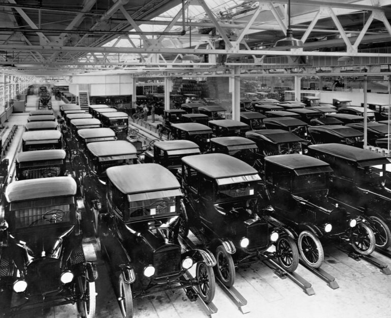 Ford T-Modelle, bereit zur Auslieferung nach Verlassen des Fließbands, 1925. Foto: Bettmann / Contributor / Getty Images