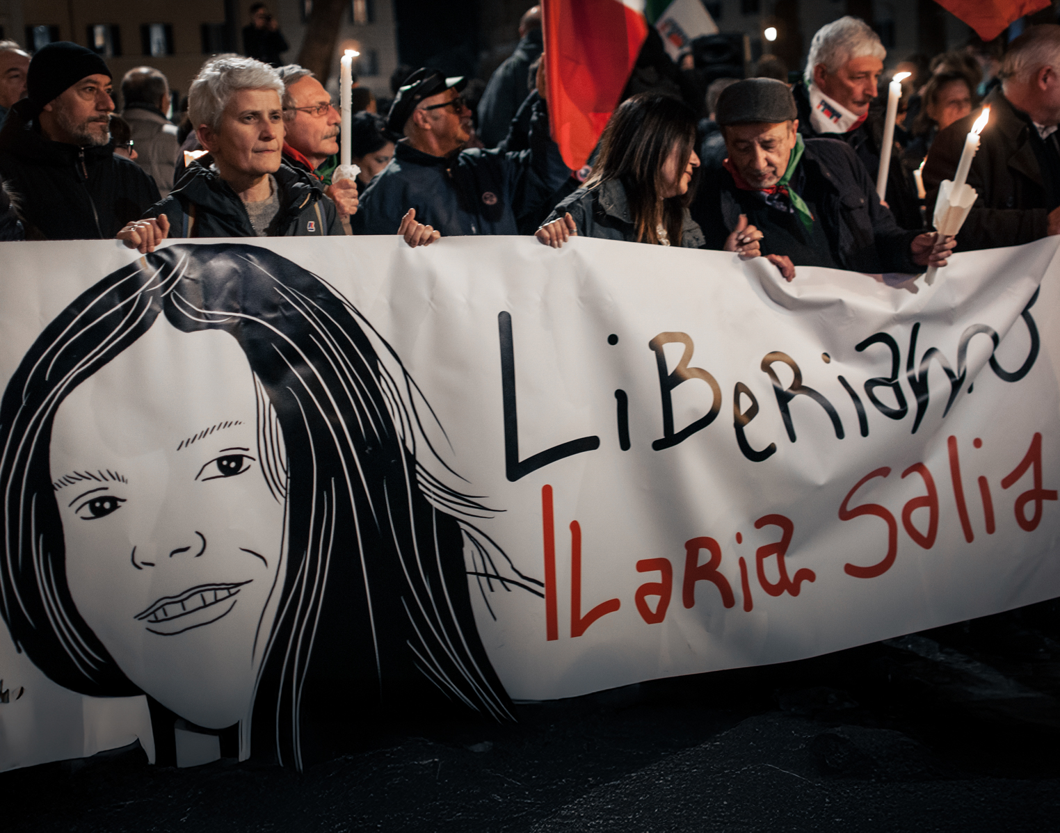Ľudia sa zúčastňujú pochodu s fakľami, ktorý organizuje výbor Liberiamo Ilaria Salis. Foto: Andrea Ronchini/NurPhoto via Getty Images
