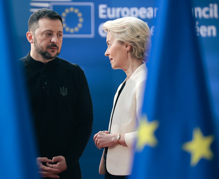 Ursula von der Leyenová a Volodymyr Zelenskyj. Foto: Nicolas Economou/NurPhoto via Getty Images