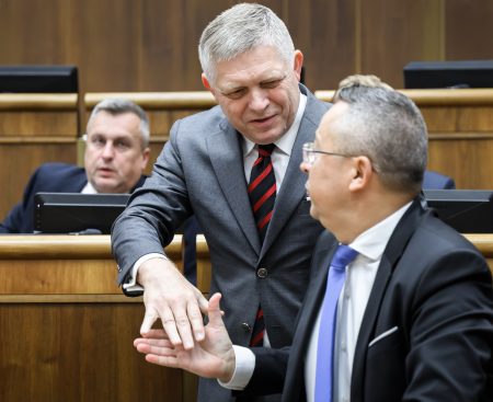 Parlament vyslovil dôveru vláde. Predčasné voľby by teda podľa Fica nemali byť