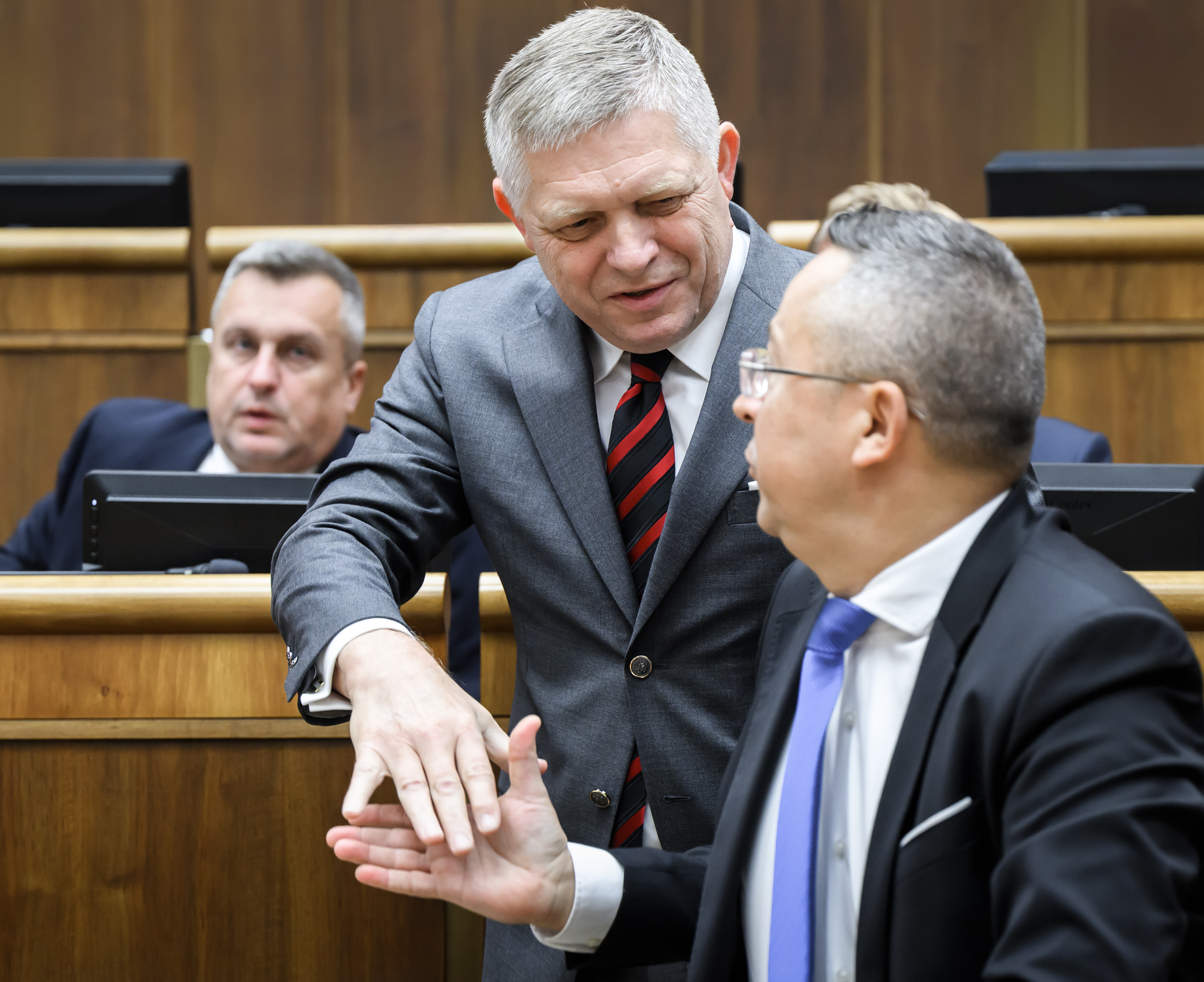 Parlament vyslovil dôveru vláde. Predčasné voľby by teda podľa Fica nemali byť