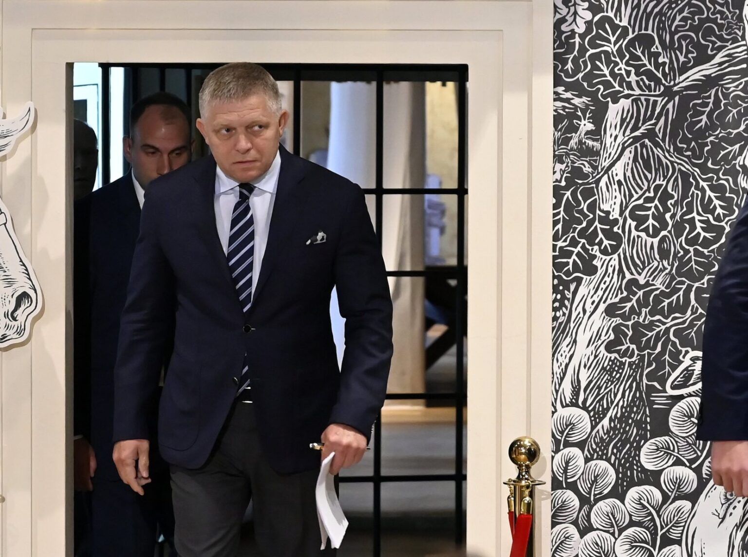 Robert Fico (Smer) v sprievode ochranky. Foto: Roman Hanc/TASR