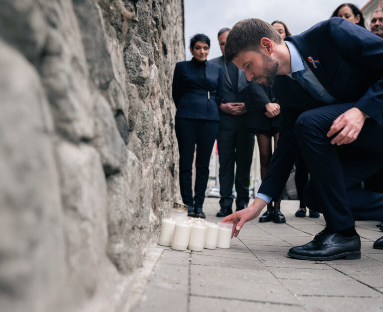 Členovia Progresíveho Slovenska na pietnom mieste teroristického útoku z 12. októbra 2022. Foto: Facebook/Progresívne Slovensko