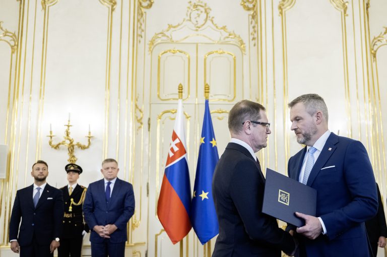 Peter Pellegrini prijíma demisiu Petra Kmeca. Foto: Martin Baumann/TASR