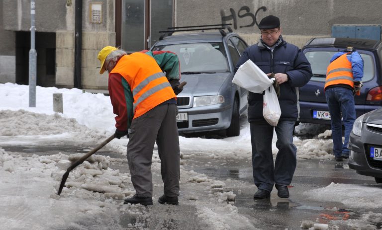 Trest obecnými službami? Vinník bude bez mzdy a mestá s nákladmi, varuje ÚMS