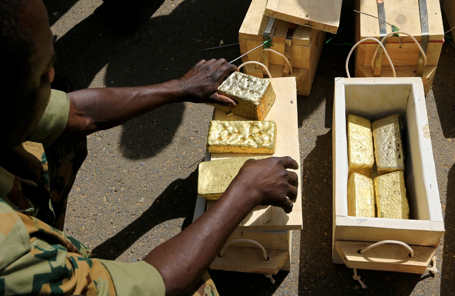 Príslušník Rýchlych podporných síl (RSF) so zhabaným zlatom. Foto: Mohamed Nureldin Abdallah/File Photo/Reuters