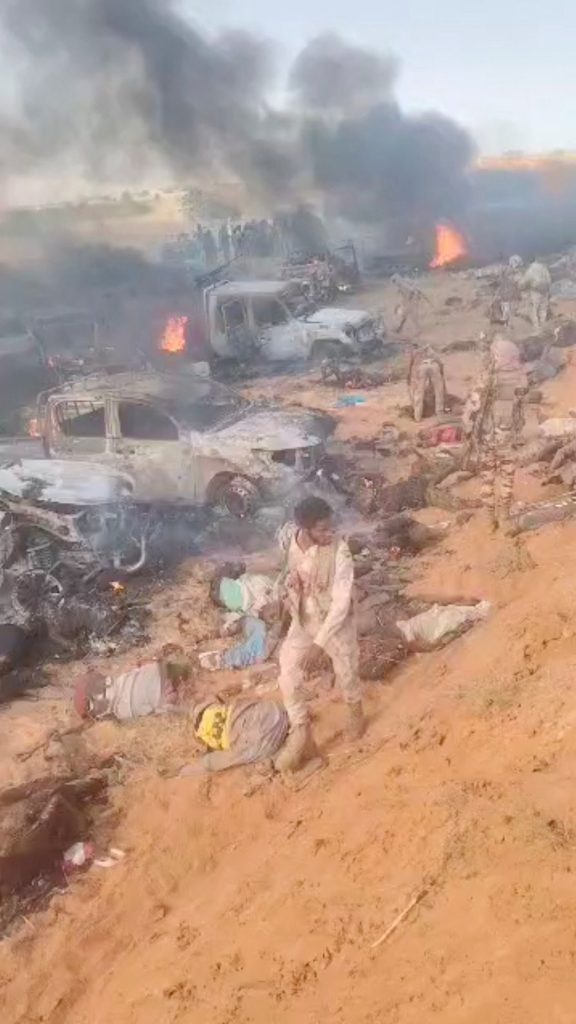 Príslušníci Rýchlych podporných síl (RSF) medzi telami pri meste Fášir 27. októbra 2025. Foto: Reuters