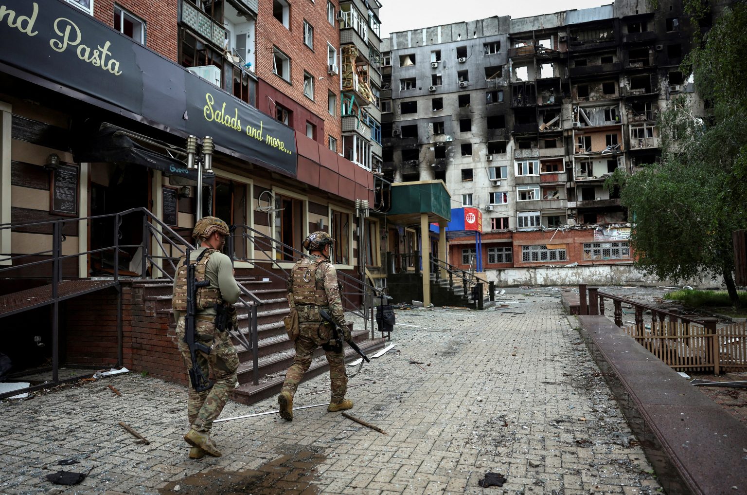 Ukrainian soldiers in Pokrovsk. Photo: Anatolii Stepanov/Reuters