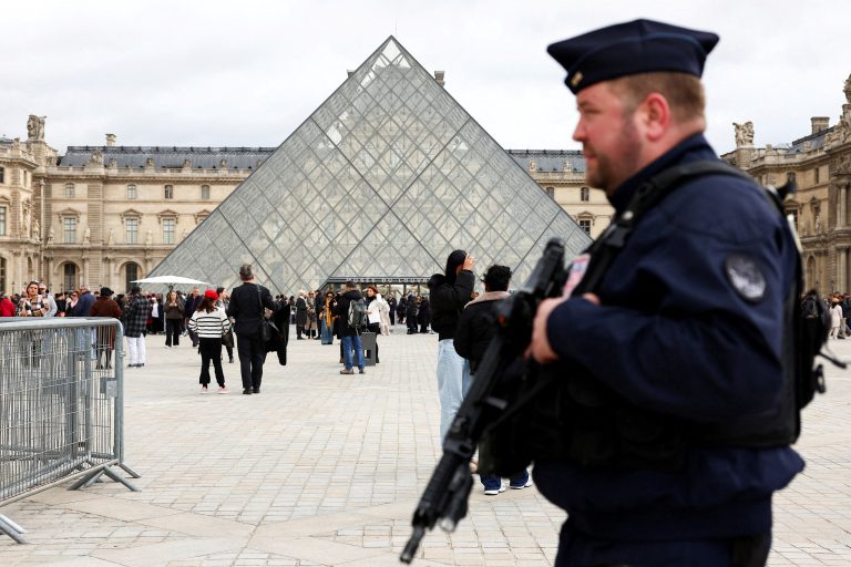 Police detain four more suspects in Louvre robbery