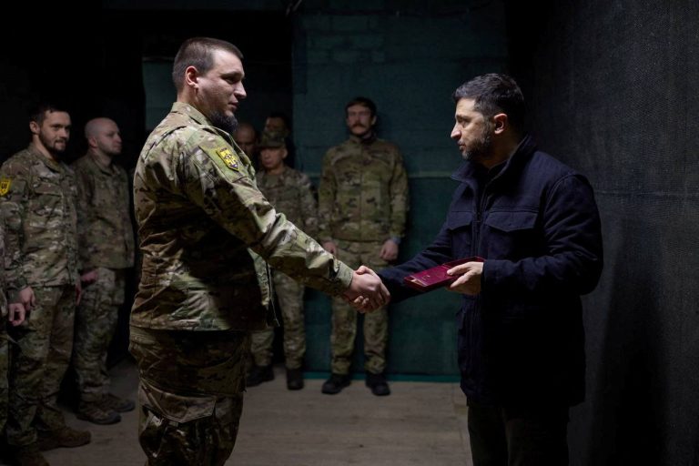 Wolodymyr Selenskyj zeichnet einen ukrainischen Soldaten aus. Foto: REUTERS/Ukrainian Presidential Press Service/Handout