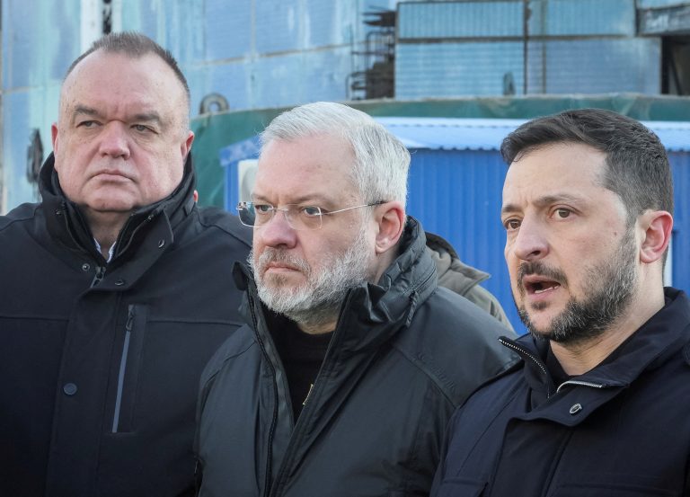 Volodymyr Zelenskyj, Herman Haluščenko a Petro Kotin na návšteve jadrovej elektrárne Chmeľnickyj. Foto: Gleb Garanič/Reuters