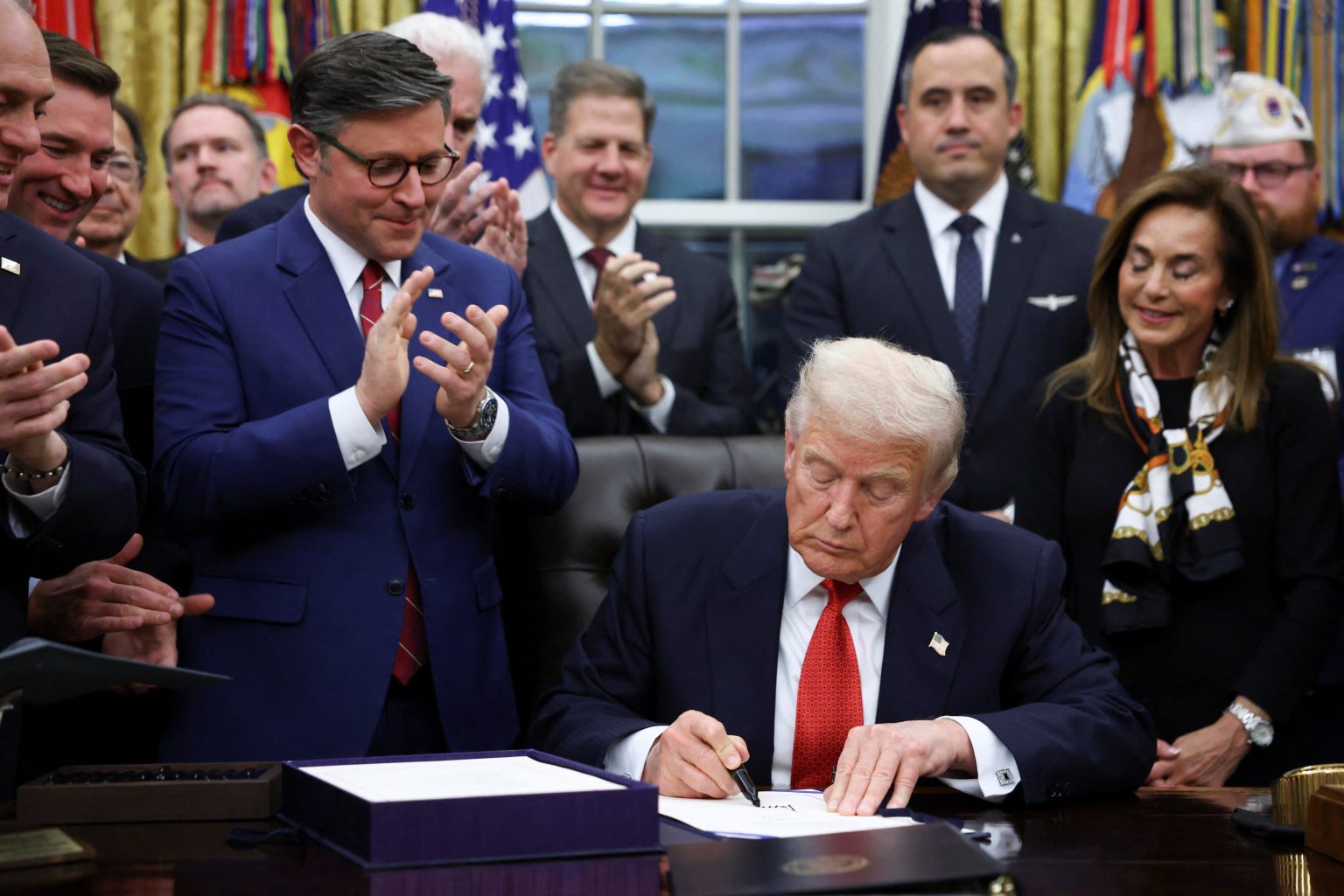 Donald Trump podpisuje zákon o financovaní, ktorým ukončuje shutdown. Foto: REUTERS/Kevin Lamarque
