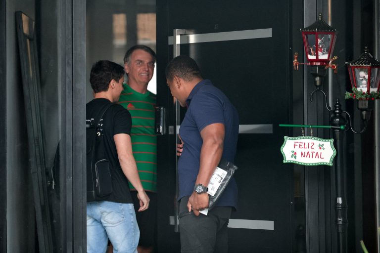 Sudca povolil Bolsonaro­vi operáciu, domáce väzenie zamietol