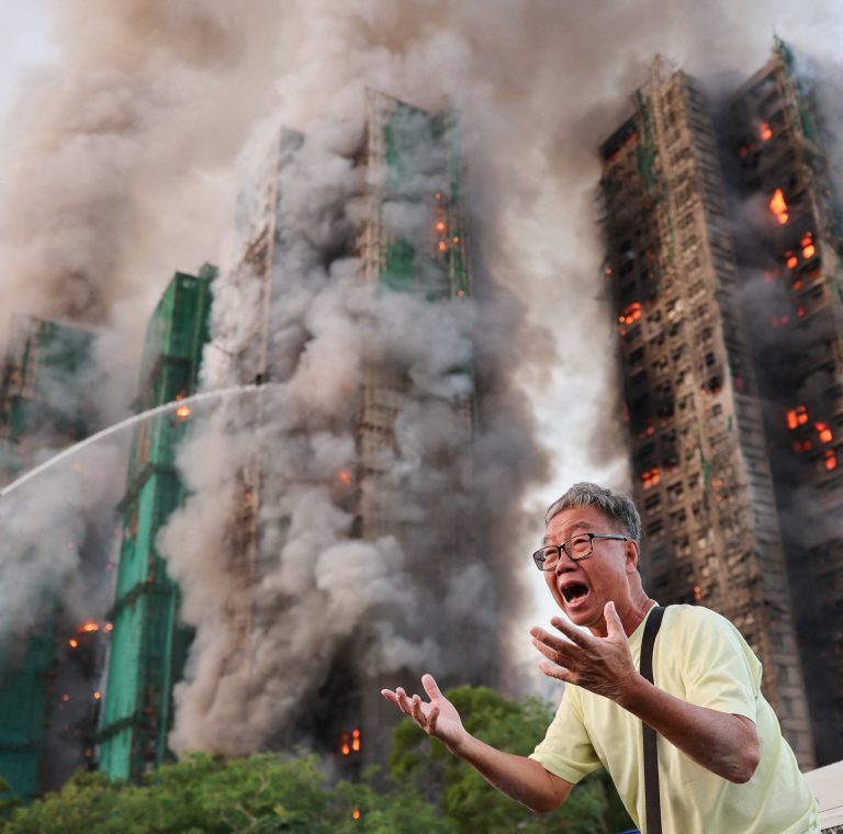 Počet obetí masívneho požiaru v Hongkongu stúpol na 146