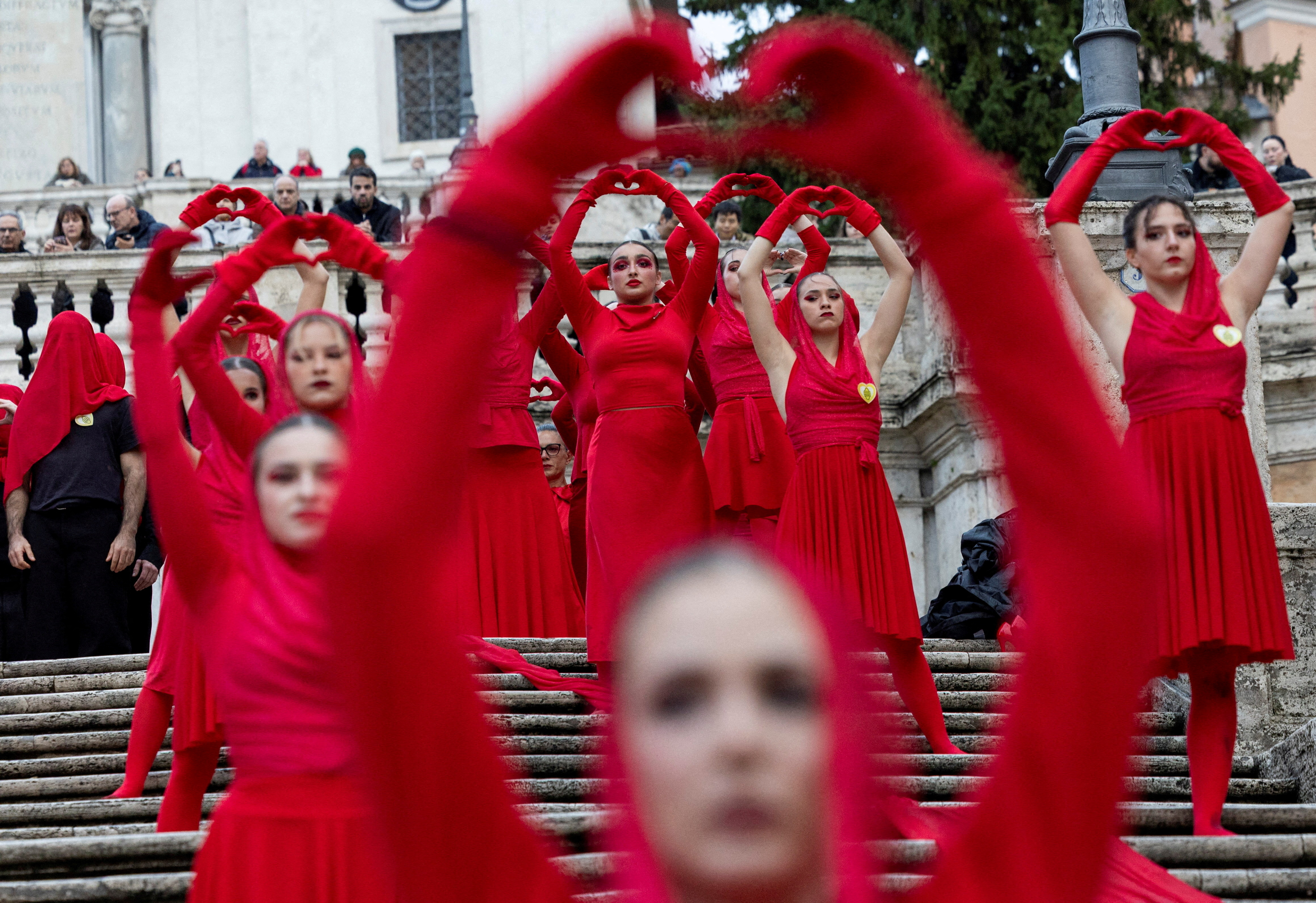 Zákon, ktorý definuje znásilnenie ako sex bez súhlasu, v Taliansku odložili
