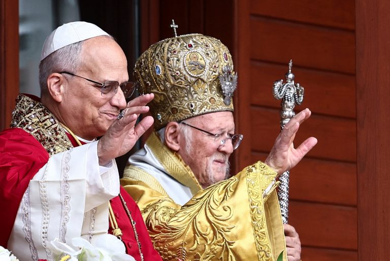 Papst Leo XIV. und der Ökumenische Patriarch von Konstantinopel Bartholomäus I. in Istanbul, Türkei. Foto: Yara Nardi/Reuters