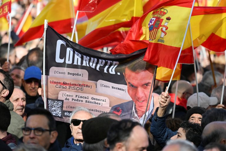 Desaťtisíce protestujúcich sa v Madride dožadovali predčasných volieb