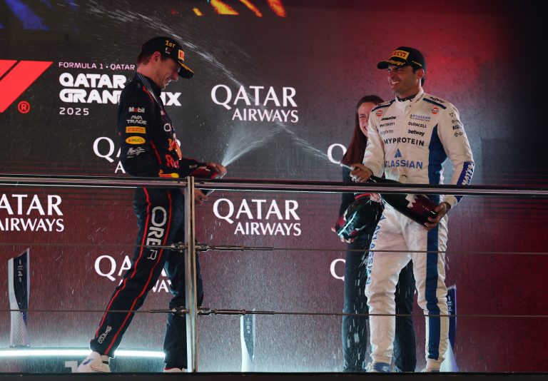 Verstappen v Katare zvíťazil a zabezpečil, že o titul zabojuje trojica jazdcov
