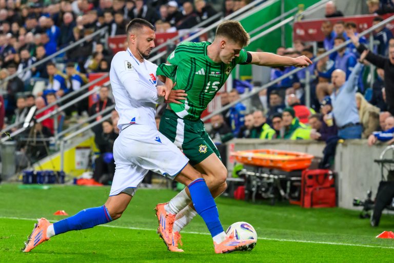 Ivan Schranz (Slovensko) a Justin Devenny (Severné Írsko) bojujú o loptu počas zápasu A-skupiny európskej kvalifikácie MS2026 vo futbale Severné Írsko - Slovensko v Belfaste v piatok 10. októbra 2025. Foto: Jaroslav Novák/TASR