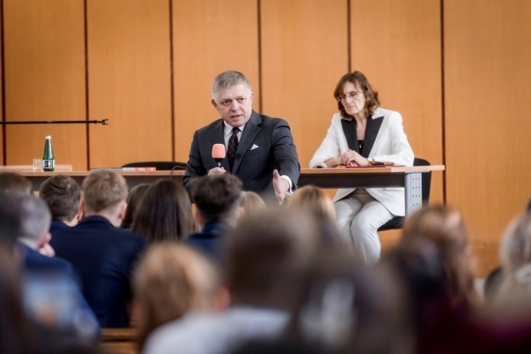 Fico debatoval so študentmi v Poprade na úrade. Niektorí prišli v čiernom, časť z nich odišla