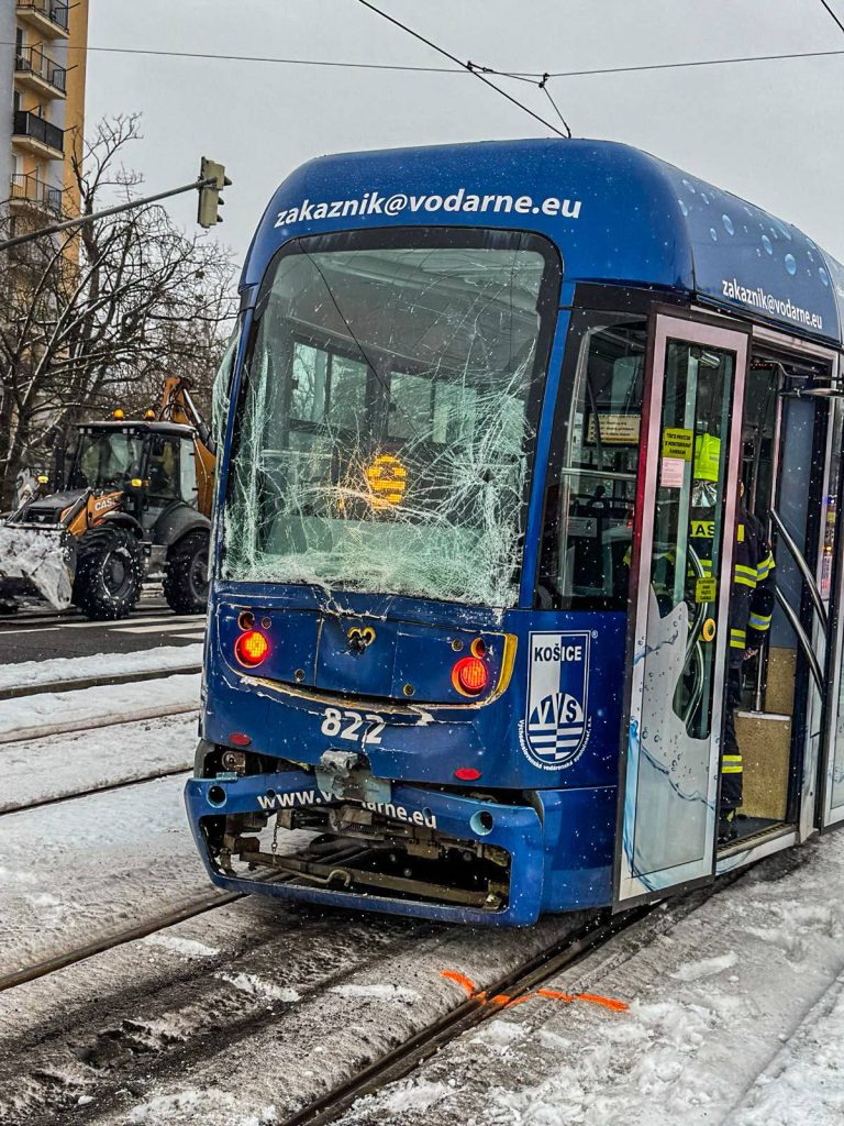 V Košiciach sa zrazili dve električky, hlásia viacero zranených