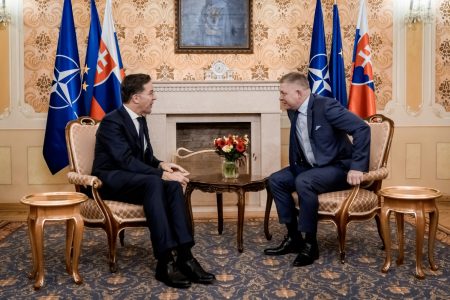 Premiér žiada o posilnenie protivzdušnej obrany. S Ruttem riešili aj situáciu na Ukrajine