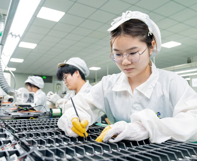 Die Mitarbeiter stellen Lithium-Batterien für inländische und ausländische Kunden her. Foto: Zhai Weikai/VCG via Getty Images