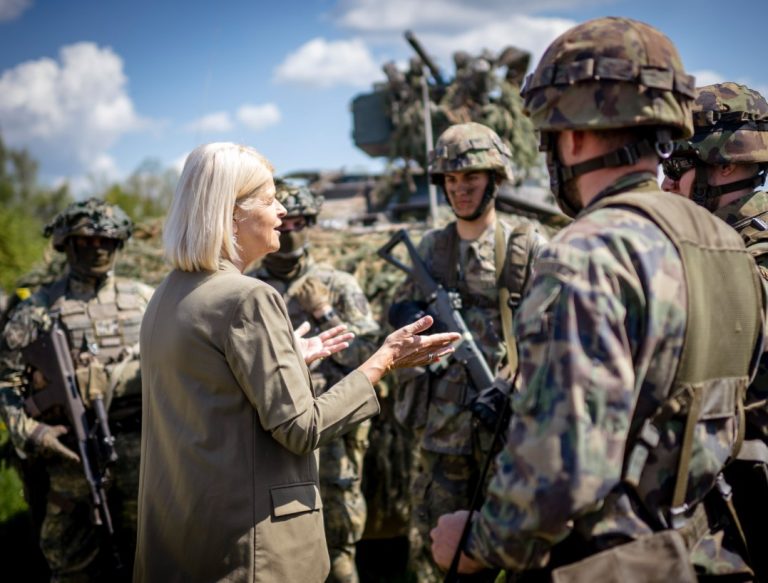 Verteidigungsministerin Klaudia Tanner mit Soldaten des Bundesheeres – die geplante Reform der Streitkräfte sorgt für politische Spannungen. Foto: Bundesheer