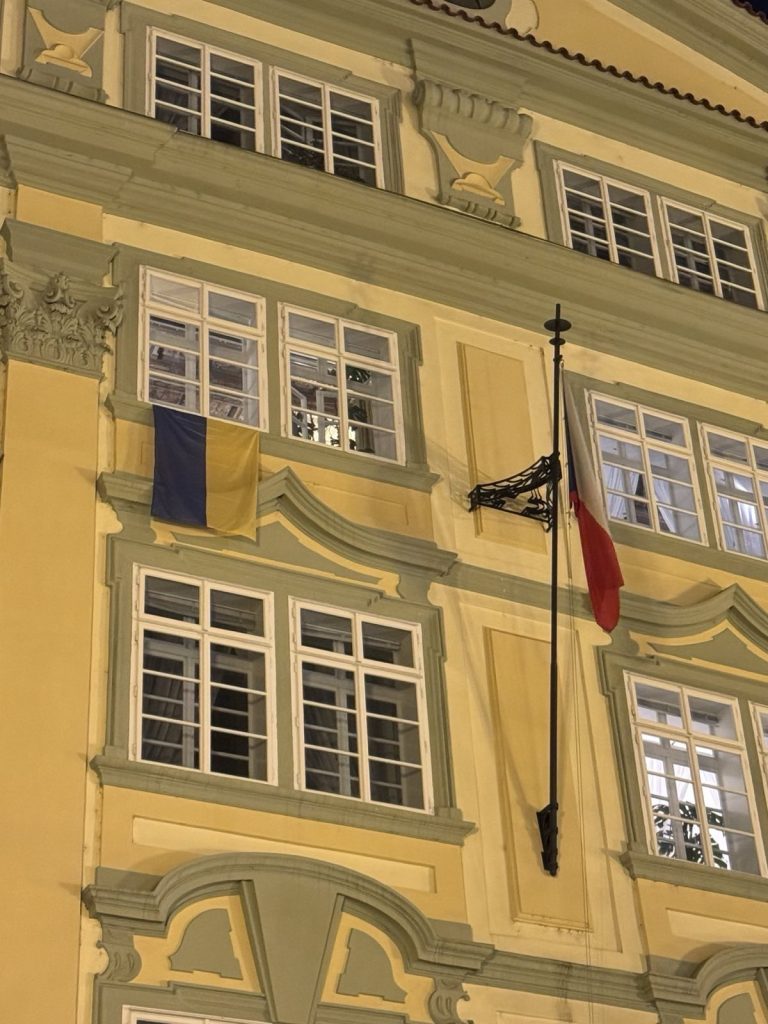 Ukrajinská vlajka visiaca z okna českej Snemovne. Foto: X/ODS