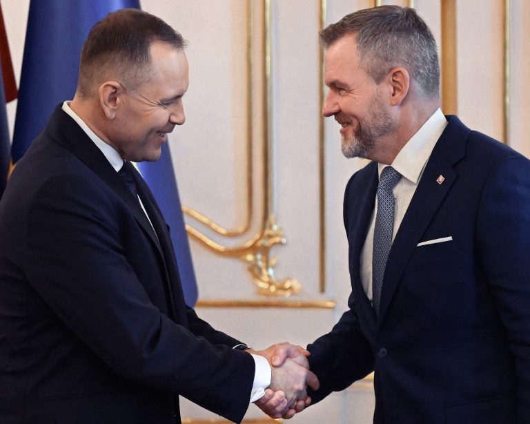 Zľava Karol Nawrocki a Peter Pellegrini. Foto: Radovan Stoklasa/Reuters