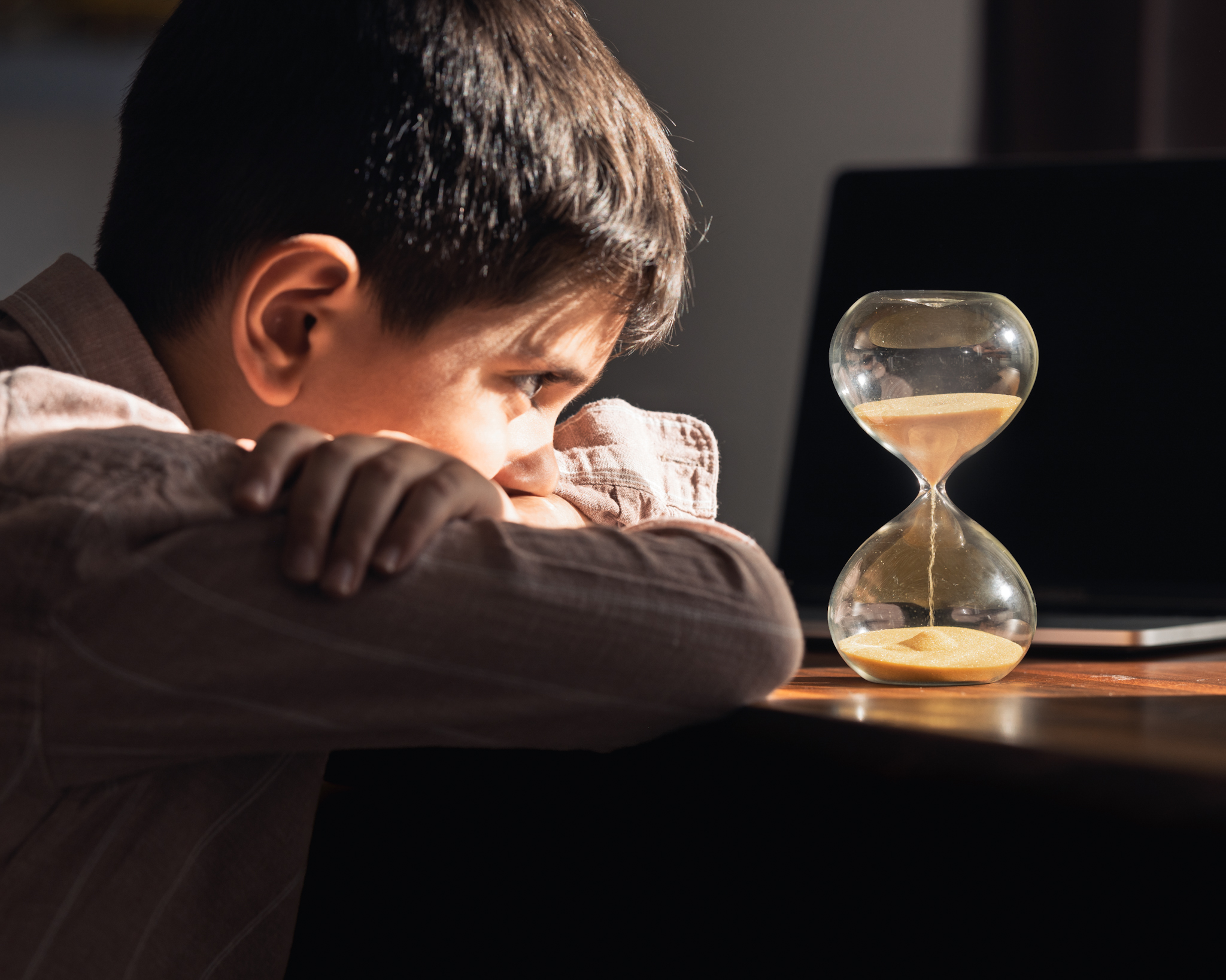 Brána, kríž a presýpacie hodiny