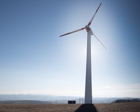 Zámer za hranicou únosnosti? Hlohovec a okolie odmietajú veterný park pološtátnej firmy
