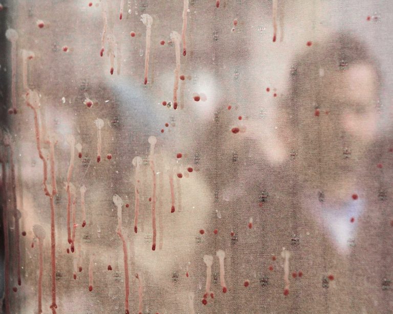 Das Blut der Opfer, die im Konzertsaal Bataclan und im Restaurant „La Belle Equipe” ums Leben kamen, ist am Fenster zu sehen. Foto: Elyxandro Cegarra/Anadolu Agency/Getty Images