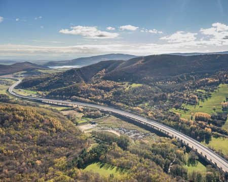Cesta v korunách stromov na R2 je realitou. Na hlavné úseky na D1 si motoristi ešte počkajú