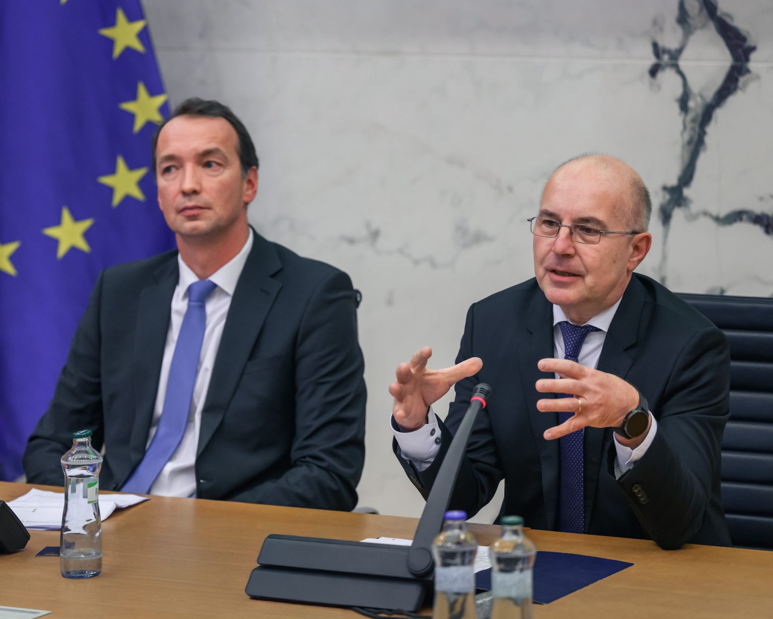 Zľava Marek Ličák a Vladimír Dvořáček z NBS. Foto: Jaroslav Novák/TASR