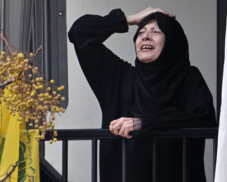 Eine Frau trauert um einen Toten bei der Beerdigung eines Hisbollah-Militärkommandanten. Foto: Houssam Shbaro/Anadolu via Getty Images