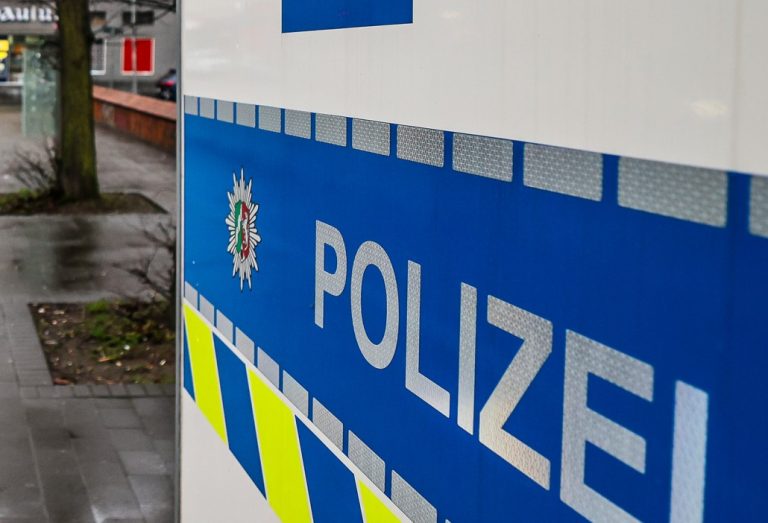 "FCKGRN"-Aufkleber am privaten Handy: Offizielle Rüge für Polizeibeamten