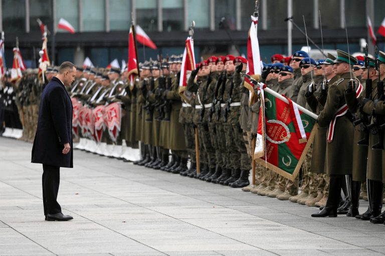 Poľskí vojaci a Karol Nawrocki. Foto: Slawomir Kaminski/Reuters
