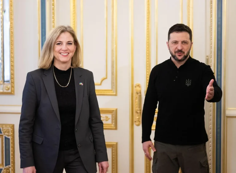 Außenministerin Beate Meinl-Reisinger (Neos) und der ukrainische Präsident, Wolodymyr Selenskij (l.), anlässlich eines Besuchs in der Ukraine. BMEIA/Michael Gruber