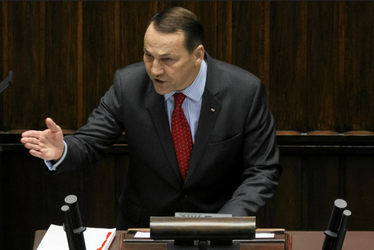 Sikorski si predvolal veľvyslanca Izraela, dôvodom sú žlté hviezdy