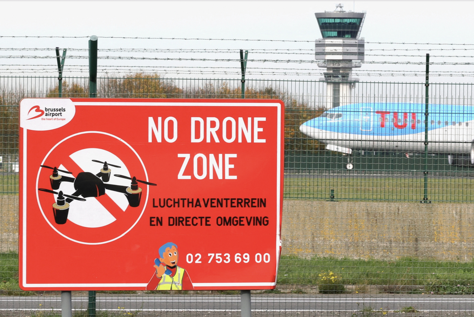 A "No Drone Zone" placard is seen at Brussels interational Airport in Zaventem. Foto: REUTERS/Yves Herman/File Photo