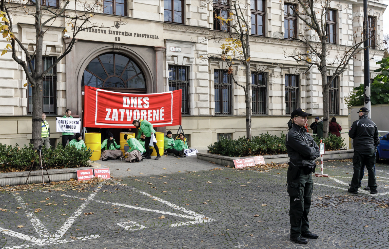Aktivisti z organizácie Greenpeace Slovensko v pondelok 10. novembra 2025 zablokovali hlavný vchod budovy Ministerstva životného prostredia. Foto: Dano Veselský/TASR