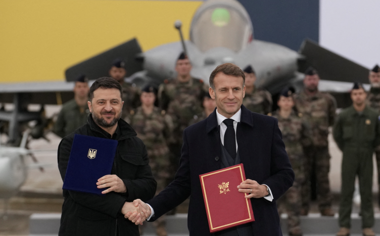 Zelensky kündigt in Paris an, dass die Ukraine 100 Rafale-Kampfflugzeuge von Frankreich kaufen wird